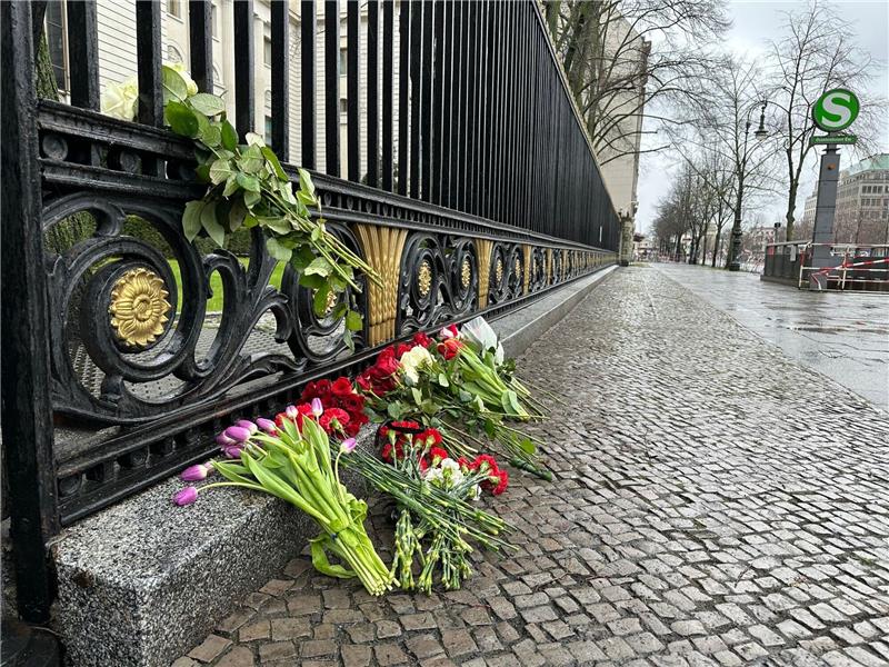 Reaktionen auf Anschlag in Moskau: Bundesregierung entsetzt Blumen liegen am Zaun der Russischen Botschaft in Berlin: Bei einem Anschlag auf das Veranstaltungszentrum Crocus City Hall ist die Zahl der Toten nach Angaben der Ermittler weiter gestiegen.
