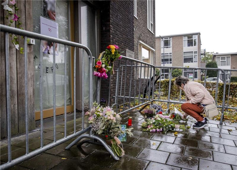 Blumen liegen an einer Gedenkstätte für die 10-jährige Hebe und ihre Betreuerin.