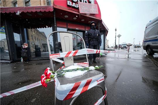 Blumen liegen auf einem Stuhl nahs des Explosionsortes, dem Café «Street Bar» in St. Petersburg.