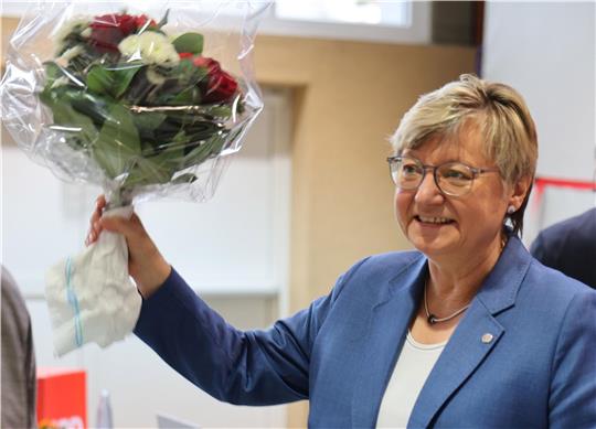 Blumen nach der Nominierung: Frauke Heiligenstadt tritt bei der Bundestagswahl im Februar 2025 für die SPD erneut im Wahlkreis 52 an.