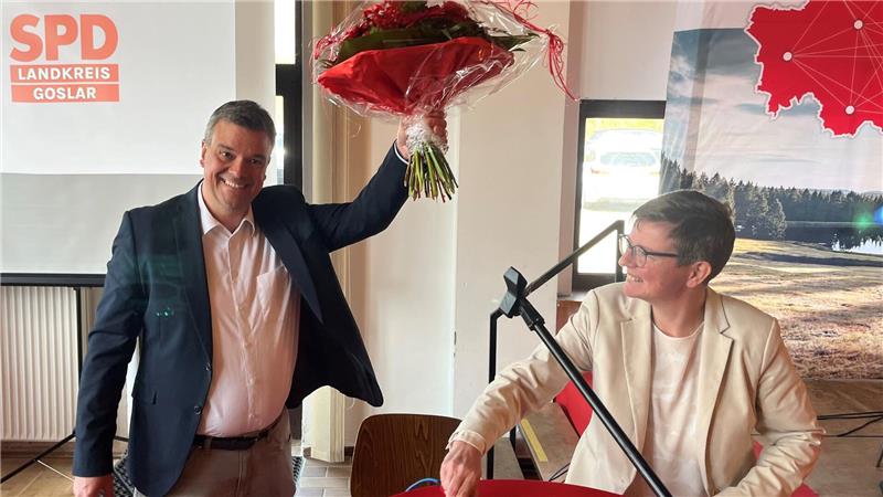 Goslar: Sozialdemokraten nominieren Amtsinhaber Dr. Alexander Saipa Ein Mann hat einen Blumenstrauß in der Hand und ferut sich.