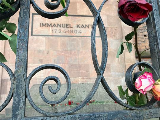 Blumen schmücken die Grabstelle von Immanuel Kant in Kaliningrad.
