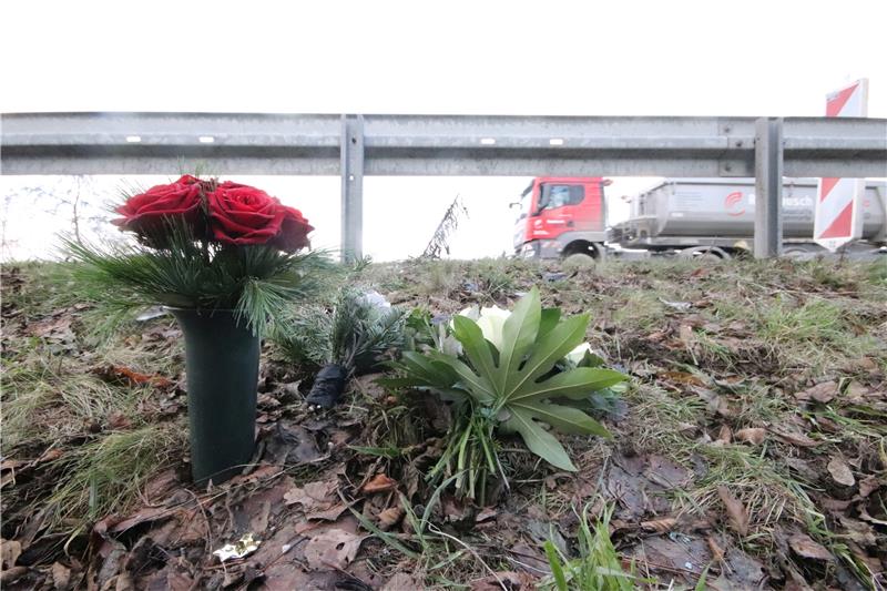 Blumen stehen an der Unfallstelle neben der Bundesstraße 82: Einige Tage vor dem Weihnachtsfest starben dort drei Menschen.  Foto: Gereke