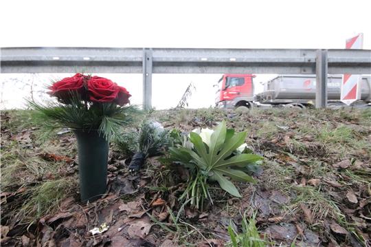Blumen stehen an der Unfallstelle neben der Bundesstraße 82: Einige Tage vor dem Weihnachtsfest starben dort drei Menschen.  Foto: Gereke