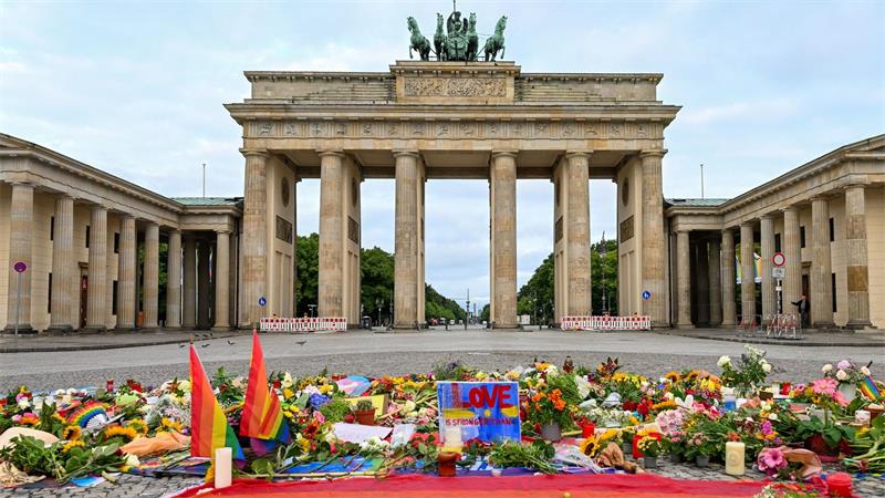 Blumen und Kerzen am Brandenburger Tor nach Fahrt in Menschenmenge beim CSD in Berlin