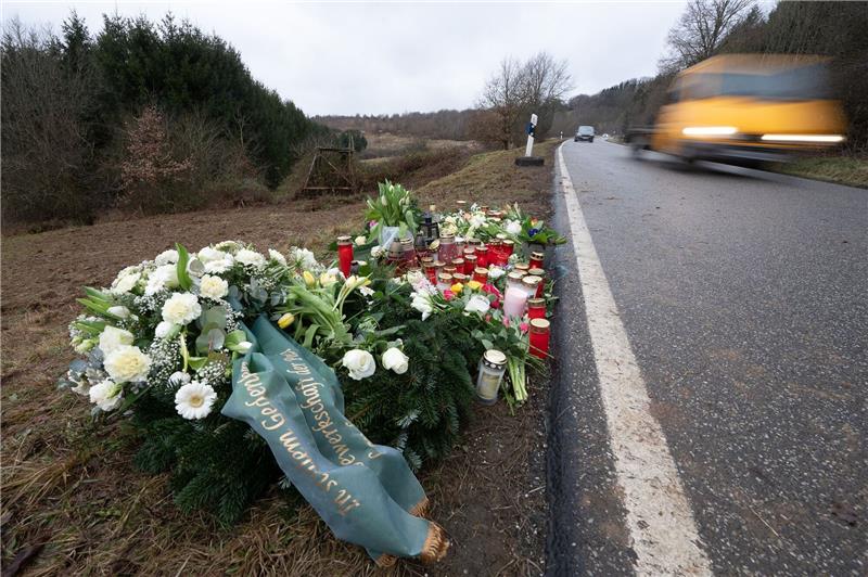 Tote Polizisten - Frau wegen Verunglimpfung verurteilt Blumen und Kerzen am Tatort, an dem Ende Januar 2022 bei Kusel zwei Polizeibeamte bei einer Verkehrskontrolle erschossen wurden.