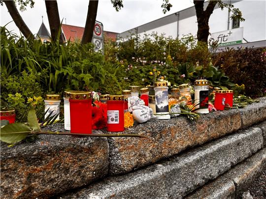 Blumen und Kerzen im Stadtzentrum von Immenstadt im Allgäu nach dem Tod eines Obdachlosen.