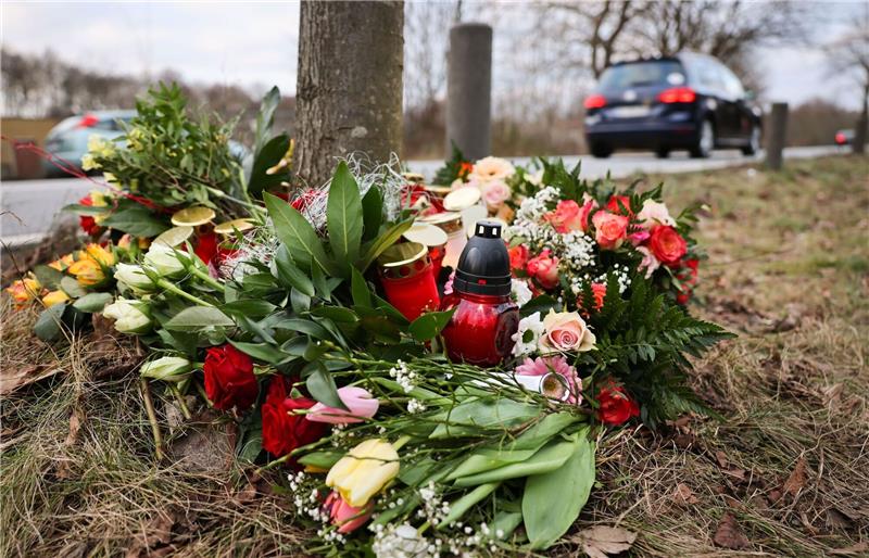 Blumen und Kerzen liegen an der Unfallstelle in Neumünster. Dort starben drei Fußgänger.