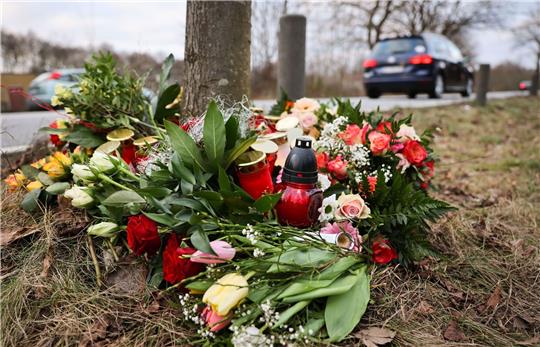 Blumen und Kerzen liegen an der Unfallstelle in Neumünster. Dort starben drei Fußgänger.