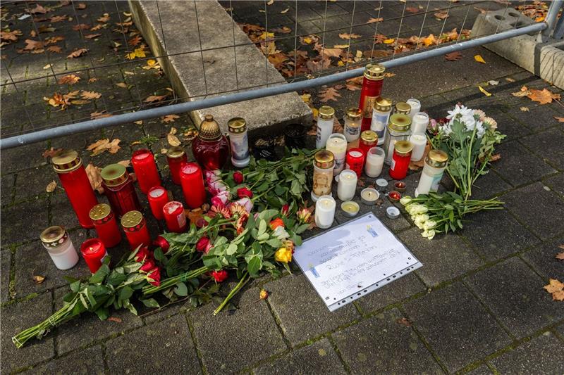 Verdächtiger von Offenburg kam wohl zu Hause an Todeswaffe Blumen und Kerzen liegen vor der Waldbachschule in Offenburg. Die Sonderkommission «Mühlbach» ermittelt in dem Fall.