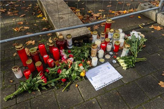 Blumen und Kerzen liegen vor der Waldbachschule in Offenburg. Die Sonderkommission «Mühlbach» ermittelt in dem Fall.