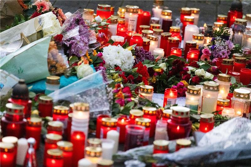Hintergründe: Schüsse im Klassenzimmer in Offenburg Blumen und Kerzen liegen während einer stillen Gedenkveranstaltung vor der Schule.