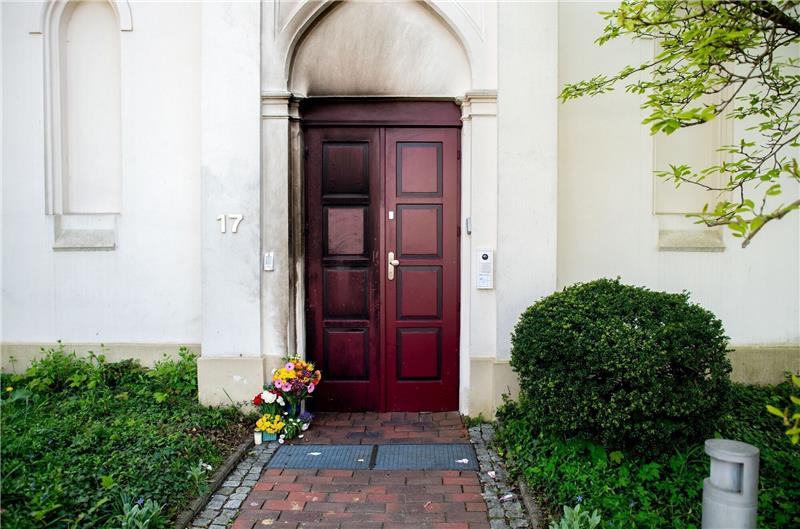 Antisemitismusbeauftragter: Kampagne gegen Judenhass Blumen und Kerzen stehen vor der Synagoge im Stadtzentrum in Oldenburg.