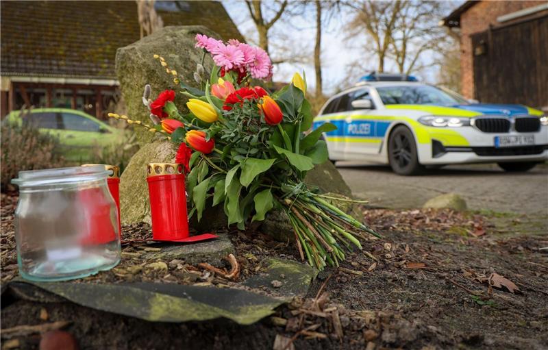 Tote in Rotenburg: Opfer aus dem Umfeld des Täters Blumen und Kerzen stehen vor einem Haus in Westervesede in der Gemeinde Scheeßel, in dem ein Mann zwei Personen erschossen haben soll.
