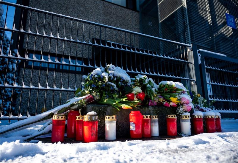 Debatte über Waffengesetze nach Amoktat von Hamburg Blumen und Kerzen vor dem Eingang zu der Kirche der Zeugen Jehovas in Hamburg.