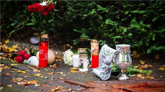 Blumen und Kerzen wurden am Tatort im Bremer Stadtteil Obervieland abgelegt.