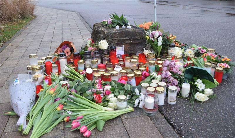 Blumen und Kerzen zum Gedenken an das Opfer liegen vor einer Schule. Foto: picture alliance/dpa | René Priebe