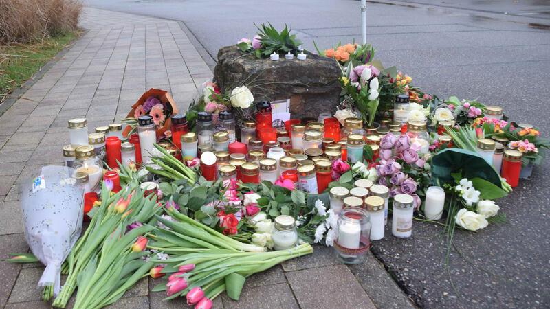 18-Jähriger wegen Mordes an Mitschülerin in St. Leon-Rot angeklagt Blumen und Kerzen zum Gedenken an das Opfer liegen vor einer Schule. Bei der Gewalttat in der Schule wurde nach Angaben der Polizei eine Schülerin von einem Schüler getötet.