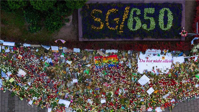 „Unschuldige getötet“: Solingen-Attentäter gesteht Blumen- und Lichtermeer nach dem Terroranschlag von Solingen. In Düsseldorf hat jetzt der Prozess gegen den mutmaßlichen Attentäter begonnen. (Archivbild)
