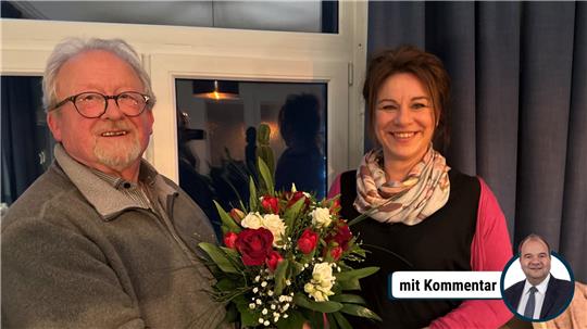 Ein älterer Mann mit Brille steht mit einem Blumenstrauß vor einer lächelnden Frau.