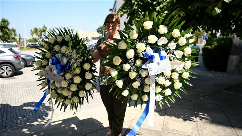 Trauer bei der Totenwache: Diogo Jotas Unfall wühlt auf Blumen zu Ehren der Verstorbenen