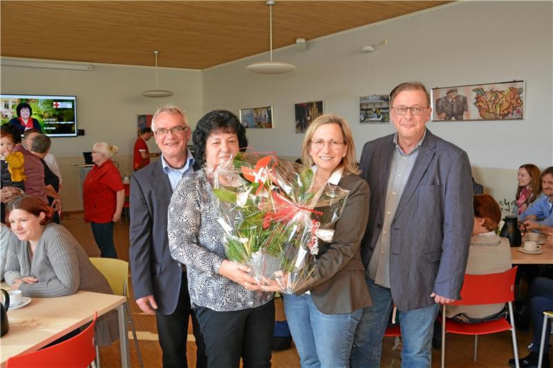 Blumen zum Abschied: Karin Rump (2. v. li.) und Petra Seidel-Daschke, eingerahmt von Präsidiumssprecher Horst Kiehne (li.) und Andreas Ring, Vorstand des DRK-Kreisverbandes.  Foto: DRK