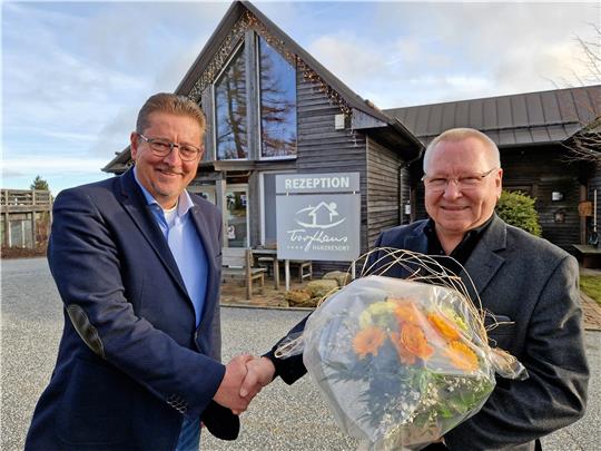 Blumen zur Begrüßung: Hannes Mairinger (rechts) heißt den neuen Hoteldirektor, Burkhard Otto-Küstner, willkommen. Foto: Knoke