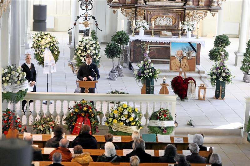 Blumengrüße und ein großes Bild erinnern in der Clausthaler Marktkirche an Dr. Stephan Röthele. Dr. Sebastian Röthele würdigt in einer Ansprache seinen Vater. Neben ihm steht die Tochter Dr. Carolin Freccero, die im Anschluss das Wort ergreift.  Fotos: Neuendorf