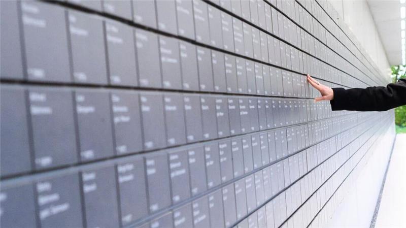 Tatverdächtiger nach Vandalismus in Gedenkstätte ermittelt Blumenkränze zum Gedenken an die Opfer des Holocausts wurden in der vergangenen Woche in Hannover zerstört und beschädigt. (Archivbild)