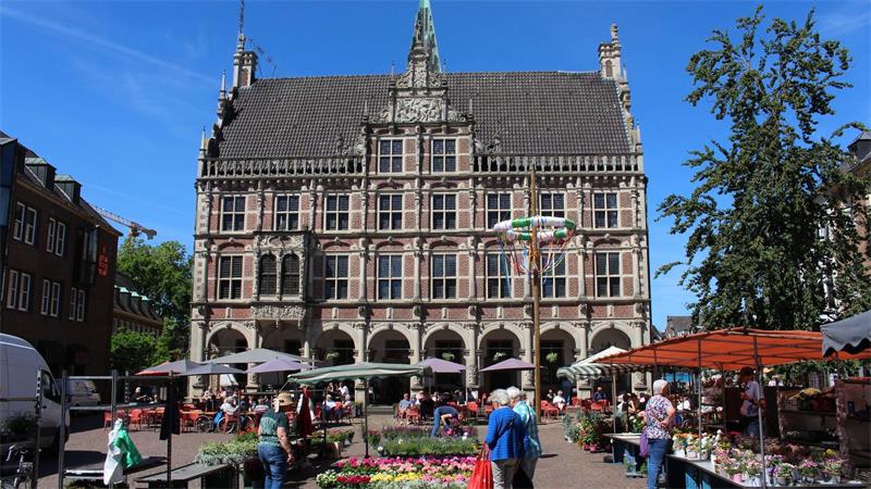 Blumenmverkäufer haben vor dem historischen Rathaus ihre Stände aufgebaut. Es ist eine von mehreren Ausweichspielstätten während der Bauarbeiten am städtischen Bühnenhaus. (Archivbild)
