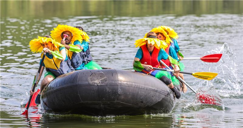 Die Massen strömen: Das Vienenburger Seefest als Sommertraum Blumiges Sommer-Outfit: Beim Schlauchbootrennen der Unternehmen geht es bunt und sportlich zu.