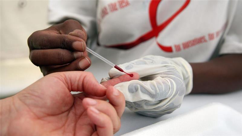 Blutabnahme für einen HIV-Test in einer südafrikanischen Klinik (Archivbild)