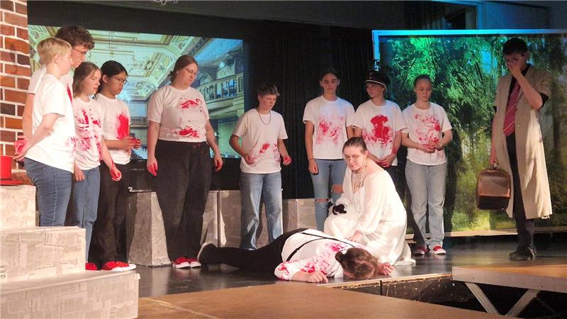 Blutiges Finale: Robert-Koch-Schule überzeugt auf der Bühne Blutiges Finale: Alfred Ill stirbt und zur Belohnung gibt es die von Claire versprochene Milliarde Euro.