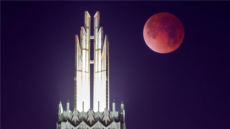 Blutmond - USA: Der Mond geht hinter der Boston Avenue United Methodist Church während einer totalen Mondfinsternis unter.