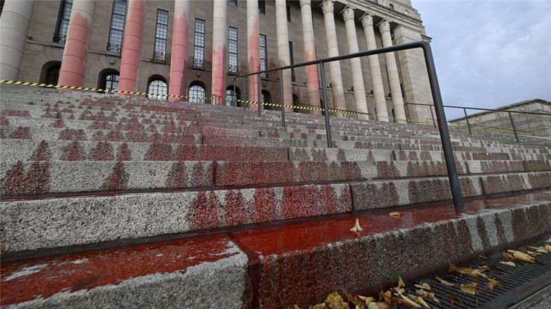 Finnischer Reichstag mit blutroter Farbe besprüht Blutrote Farbe am Das finnische Parlamentsgebäude ist