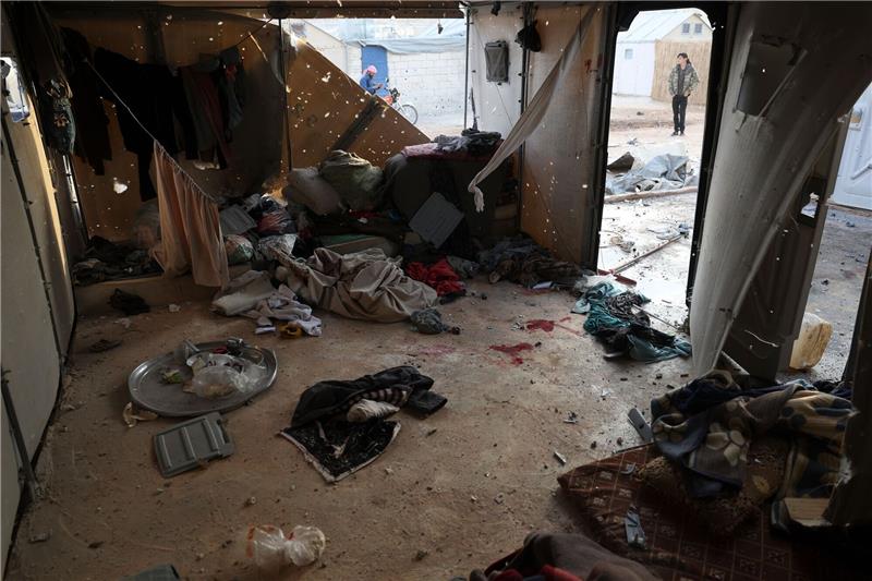 Tote und Verletzte bei Angriff mit Streumunition in Syrien Blutspuren sind nachnach Beschuss im Flüchtlingscamp Maram zu sehen.