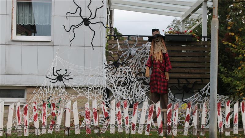 Halloween im Hexendorf: Gruselspaß auf 15 Grundstücken  Blutverschmierte Zaunlatten werden zur gelungenen Grusel-Deko.