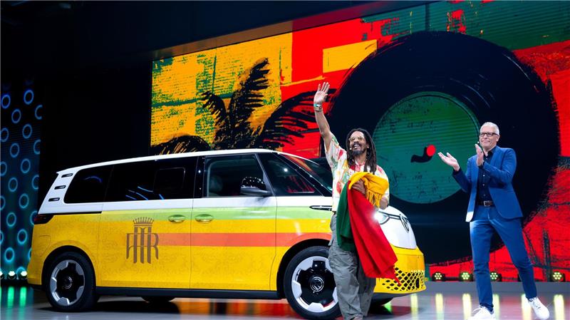 Bob Marleys Sohn trifft VW-Nutzfahrzeuge-Chef – und der ID.Buzz groovt mitten auf der IAA-Bühne.