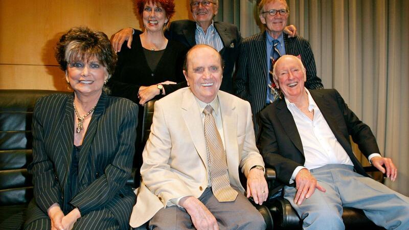 Bob Newhart (M) mit dem Team der „Bob Newhart Show“.