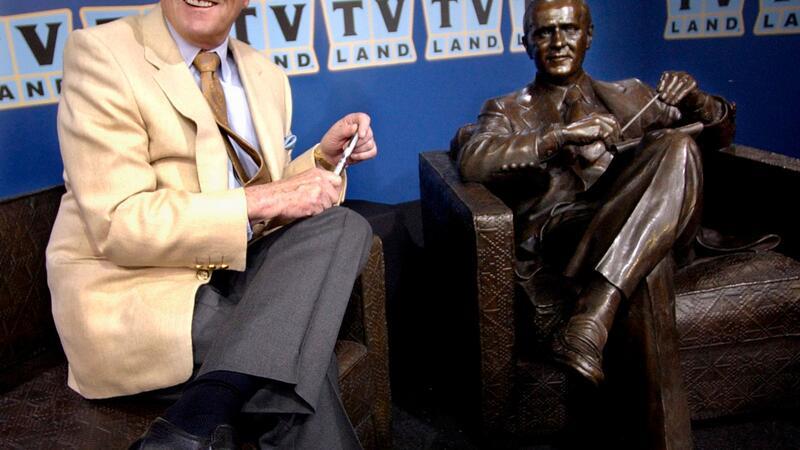 Bob Newhart mit einer Bronzestatue von Dr. Bob Hartley, der Figur, die er von 1972-78 in der Sitcom „The Bob Newhart Show“ spielte.