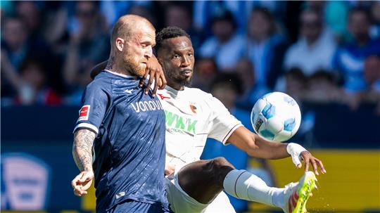 Bochum und Augsburg lieferten sich zahlreiche enge Zweikämpfe.