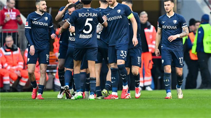 Bochumer Siegjubel in München. Hier feiern die VfL-Profis nach dem Tor zum 2:2.