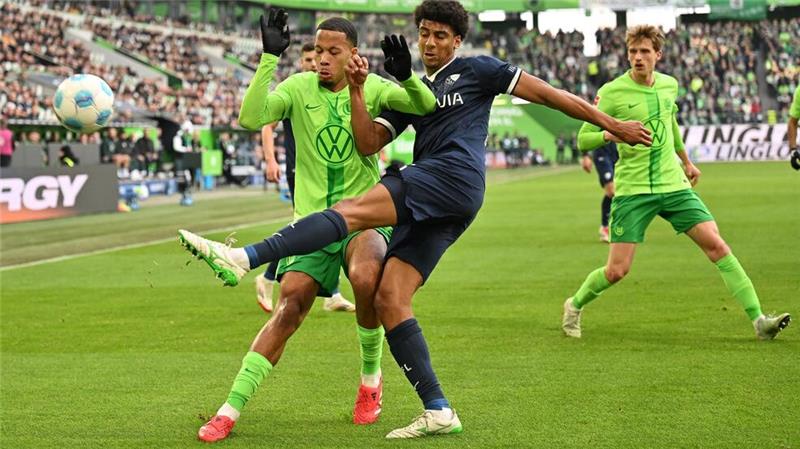 1:1 in Wolfsburg: Bochum verpasst ersten Auswärtssieg Bochums Bernardo (r) und Wolfsburgs Aster Vranckx im Zweikampf.