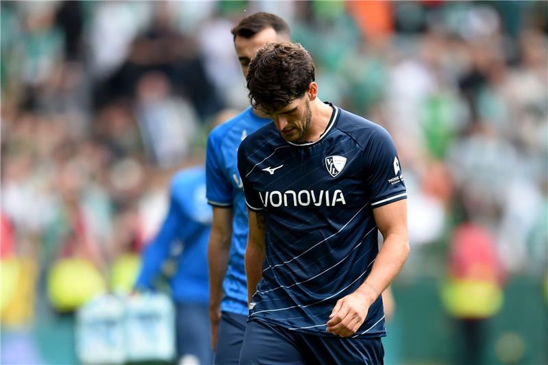 Bochums Goncalo Paciencia geht enttäuscht vom Spielfeld.