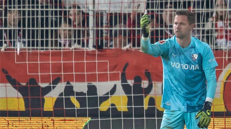 Nach Feuerzeugwurf: Punkte für Bochum, Einspruch von Union Bochums Keeper Patrick Drewes das Feuerzeug hoch, das ihn getroffen hat.
