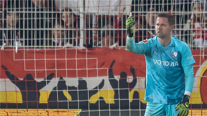 Feuerzeug-Eklat um Union: Bochum darf 2:0-Sieg behalten Bochums Keeper Patrick Drewes hält das Feuerzeug hoch, das ihn getroffen hat.