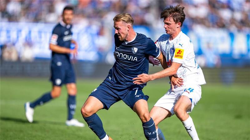 Bochums Lukas Daschner (l) und Kiels Magnus Knudsen im Zweikampf.