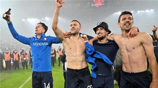 Bochums Tim Oermann, Ivan Ordets, Erhan Masovic und Anthony Losilla jubeln nach dem gewonnenen Elfmeterschießen.