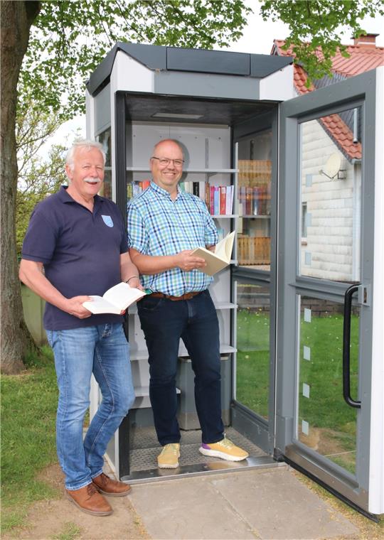 Bodo Munka (l.) und Stefan Schlechtweg freuen sich über die Eröffnung der Bodensteiner Bücherzelle am Samstagvormittag, die die Bodensteiner jetzt fleißig nutzen können. Foto: Andrea Leifeld