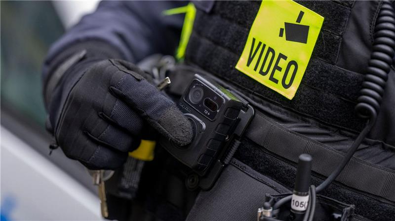 Bodycams könnten künftig bei der Polizei in Niedersachsen häufiger zum Einsatz kommen als bisher. (Symbolbild)
